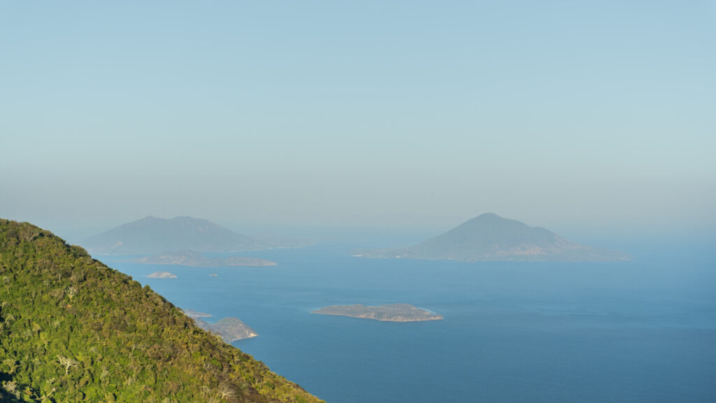 El Espíritu de la Montaña in El Salvador. While Standing on the volcano in El Salvador look out into the ocean, see several islands that belong to both Honduras and Nicaragua